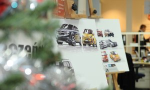 W salonie Fiata we Włocławku można oglądać rysunki i projekty samochodów autorstwa Janusza Kaniewski