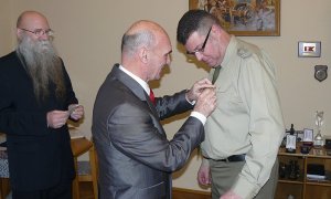 Pułkownik Aureliusz Chyleński podczas spotkania został odznaczony Honorową Odznaką Automobilklubu Toruńskiego