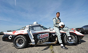 Jerzy Dudek w roli pilota w wyścigu Jet-Carem, samochodem napędzanym silnikiem odrzutowym.