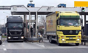 Liczba pojazdów ciężarowych wjeżdżających na autostradę A2 zmniejszyła się o 45 procent.