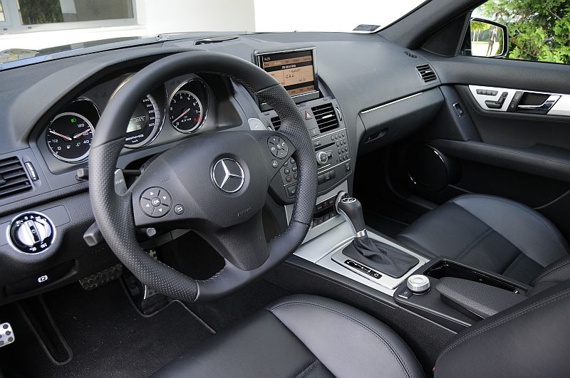 Mercedes-Benz C63 AMG jest jak dziki, drapieżny kot, trudny do poskromnienia.