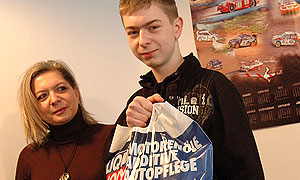 Rafał Mazurek wspólnie z mamą odbebrał nagrodę w konkursie z InterCars Toruń.