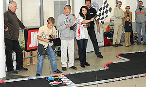 Paweł Kliszkowiak okazał się najszybszym kierowcą zdalnie sterowanego bolidu F1 w skali 1:14.
