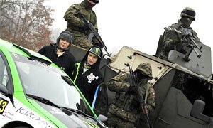 Skoda Fabia WRC Jacka Ptaszka w towarzystwie... uzbrojonych żołnierzy i ciężkich wozów bojowych.