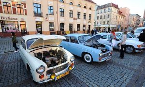 Na toruńskim Rynku Nowomiejskim zaparkowały Fiaty 125, Polonezy, Syrenki czy nawet Citroeny 2CV.
