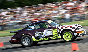 Kierowca piekielnie szybkiego Porsche 911 serii 964 w zawodach na dystansie ćwierć mili startuje od 2003 roku